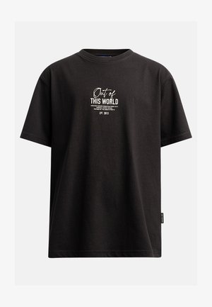 T-shirt in cotone nero con maniche corte, collo a giro, e testo stampato in bianco: "Fuori da QUESTO MONDO" e branding aggiuntivo.