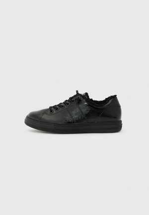 Baskets noires avec une texture lisse et brillante, bout rond et design à lacets. Dotées d'un col en fourrure douce pour un confort supplémentaire.
