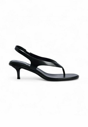 Schwarze Lederslingback-Sandale mit dünnen Riemen, niedrigem Kittenabsatz und offenem Zehenbereich auf weißem Hintergrund.
