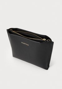 Pochette en cuir noir au fini texturé, dotée de deux fermetures éclair en or. Nom de la marque "Valentino" embossé sur le devant.