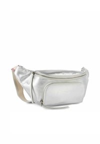 Marsupio argento metallico con una finitura testurizzata, compartimento principale con zip, tasca frontale e tracolla beige regolabile.