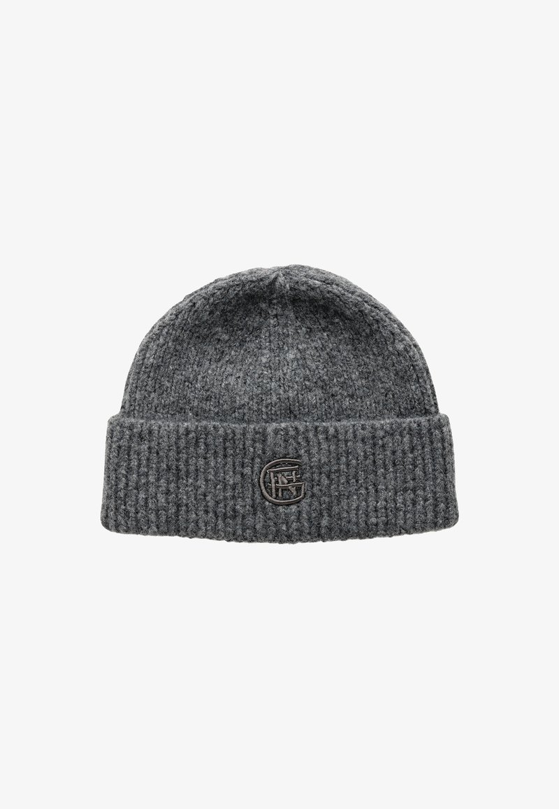 Szary dziany czapka beanie o prążkowanej fakturze, z podwiniętym randem i małym haftowanym logo na przodzie.
