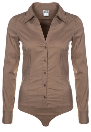 Body marron à manches longues avec boutons, col pointu et taille ajustée de Vero Moda, présenté sur un fond uni.