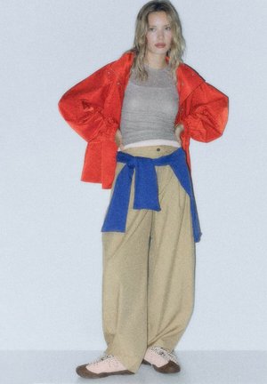 PULL&BEAR, HIGH-WAIST WITH BELT - CARGO TROUSERS - Pantalon cargo - camel