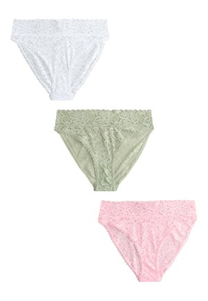 Tri čipkované dámske spodné prádlo v bielej, svetlozelenej a ružovej farbe, zobrazené na bielom pozadí.