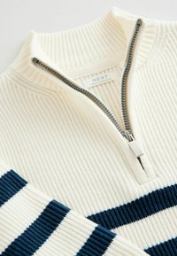 Maglione cream a coste con zip a quarti, strisce blu navy, dotato di una zip argentata e di un'etichetta con la scritta "NEXT". Tessuto morbido, design a maglia stretta.