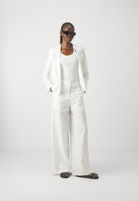 Armani Exchange PANTALONI - Pantaloni - optic white