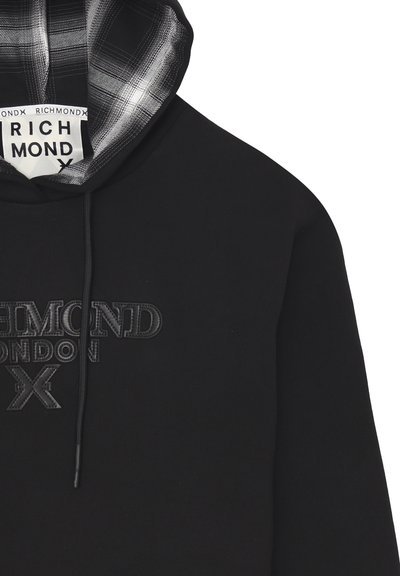Felpa nera con logo "RICHMOND LONDON" testurizzato e in rilievo. Foderata con tessuto a quadri bianco e nero nella cappuccio. Presenta dei lacci.