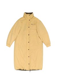 Abrigo largo de invierno acolchado amarillo con cuello alto, botones a presión, bolsillo frontal con cremallera y puños elásticos en las mangas.
