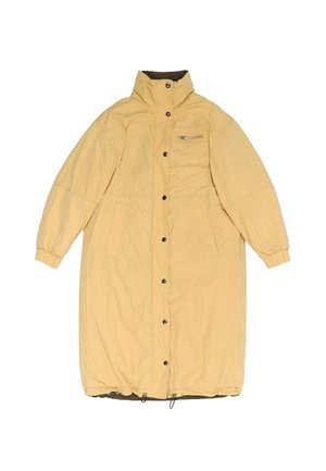 Długa żółta ocieplana zimowa kurtka z wysokim kołnierzem, napami, przednią kieszenią na zamek i elastycznymi mankietami na rękawach.