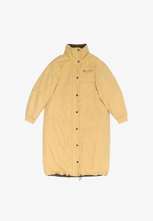 Długa żółta ocieplana zimowa kurtka z wysokim kołnierzem, napami, przednią kieszenią na zamek i elastycznymi mankietami na rękawach.