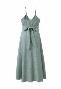 Une robe sans manches, rayée vert menthe avec une ceinture à nouer à la taille, dotée d'un corsage ajusté et d'une jupe fluide, fabriquée en tissu léger.