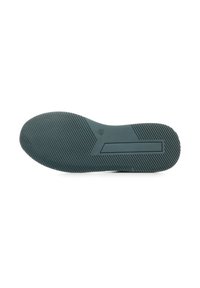 Suela de zapato de goma azul oscuro, con una superficie texturizada que presenta surcos horizontales y verticales para una mejor tracción y estabilidad.