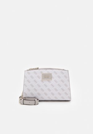 Pochette blanche avec logo argenté et motif monogramme. Dotée d'une fermeture éclair et d'une bandoulière amovible, fabriquée en matériau à texture lisse.