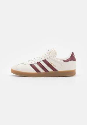 GAZELLE UNISEX - Zapatillas - cloud white/shadow red