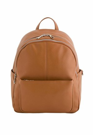 Brązowy skórzany plecak z główną komorą na dwa zamki błyskawiczne, przednią kieszenią na zamek, bocznymi kieszeniami oraz górnym uchwytem do przenoszenia na białym tle.