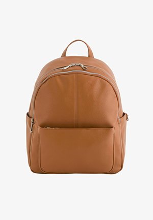 Mochila de cuero marrón con compartimento principal de doble cremallera, bolsillo frontal con cremallera, bolsillos laterales y asa superior para llevar, sobre fondo blanco.