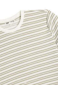 Leichter Baumwollpullover mit Rundhalsausschnitt, der abwechselnd dünne horizontale Streifen in Hellbeige und Off-White aufweist.