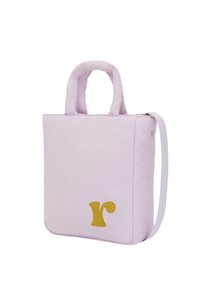 Rosa quilted tote taske med polstrede håndtag, har et guld broderet logo. Inkluderer en aftagelig rem for alsidighed i bæring.