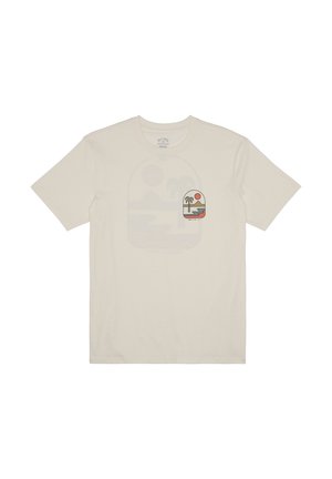 Beżowy t-shirt z krótkim rękawem z małą grafiką przedstawiającą palmę, słońce i plażę w zaokrąglonym prostokącie na lewej stronie klatki piersiowej.