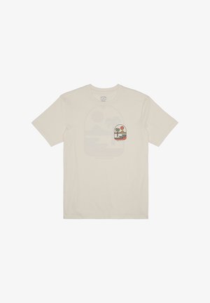 Beżowy t-shirt z krótkim rękawem z małą grafiką przedstawiającą palmę, słońce i plażę w zaokrąglonym prostokącie na lewej stronie klatki piersiowej.