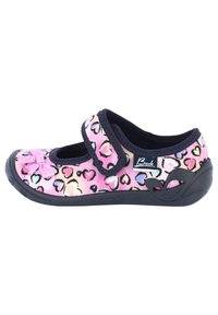 Mary Jane-Schuhe aus pinkem Stoff mit einem mehrfarbigen Herzprint, ausgestattet mit einem verstellbaren schwarzen Riemen und einer dekorativen pinken Schleife. Gummisohle.