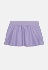 Skort violet, fără mâneci, cu un brâu elastic și neted. Prezintă un design evazat cu pliuri subtile pentru un plus de volum și mișcare.