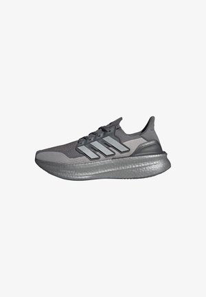 Baskets de sport grises avec un dessus en tricot texturé, trois rayures métalliques et une semelle BOOST légère pour l'amorti.