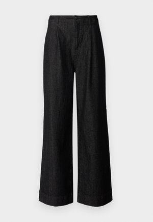 Pantalon large noir en denim, avec taille haute, fermeture à bouton frontal et ourlets retroussés. Texture lisse avec un léger éclat.