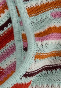 Suéter de punto con rayas horizontales multicolores en naranja, rosa, blanco y verde menta. Textura suave con un escote redondeado.