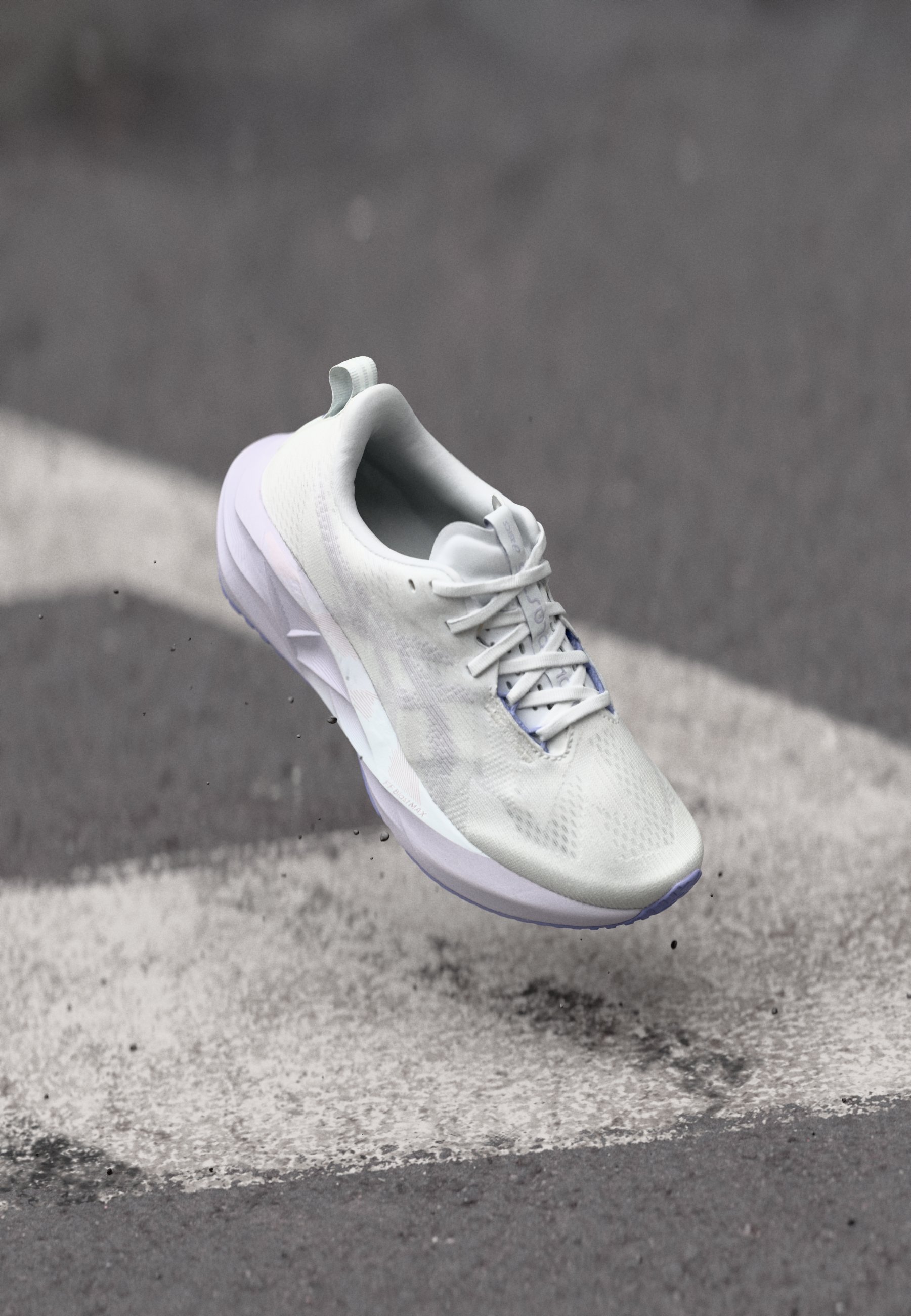 ASICS NOVABLAST 5 - Pantofi de alergare pe asfalt - white/lilac