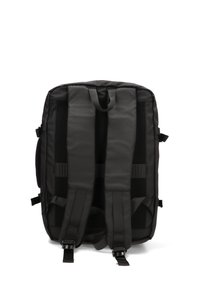 Mochila negra con correas de hombro acolchadas, paneles de malla para ventilación y un exterior suave. Dispone de hebillas y un asa superior para su transporte.