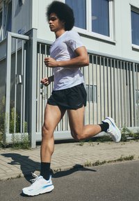 HOKA CLIFTON 9 - Scarpe da corsa su strada - frost/gold