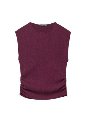 Top à manches courtes en tissu bordeaux texturé, avec un col rond et un ruché sur les côtés pour une silhouette ajustée.