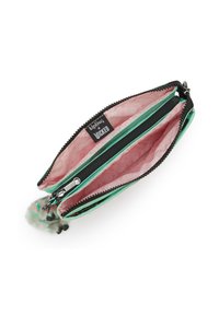 Portefeuille zippé synthétique vert avec intérieur rose, comportant deux compartiments et un porte-clés en peluche, bordé de coutures noires.