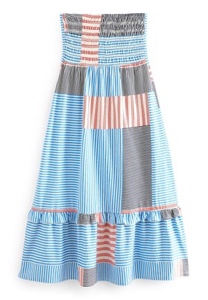 Robe bustier colorée avec un design patchwork comportant des rayures verticales et horizontales en bleu, rouge, noir et blanc avec un détail volanté.