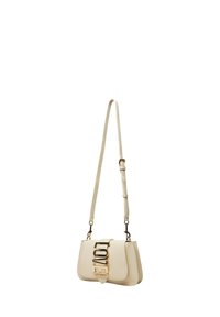 Cremfarbene Leder-Schultertasche mit einer goldfarbenen "LOVE"-Schnalle, verstellbarem Tragegurt und glatter Textur. Kompakte rechteckige Form.