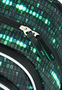 Zaino nero con un motivo di codice binario digitale in verde e blu, con accenti bianchi e tiranti delle cerniere. Superficie in tessuto texture.