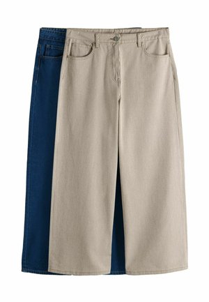 Két pár rövidített nadrág, az egyik bézs színű vékony függőleges csíkokkal, a másik egyszínű sötétkék, mindkettő elülső zsebekkel és övbújtatóval.