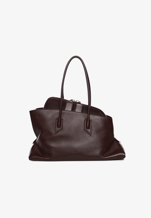 Bolso de mano de cuero marrón oscuro con doble asa, base estructurada y cierre con cremallera en la parte superior sobre fondo blanco.