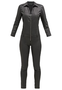 Combinaison ajustée en similicuir noir avec manches longues, fermeture éclair à l'avant, col et jambes étroites et fuselées.