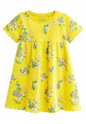 Vestido amarillo de manga corta para niño pequeño con estampado floral en rosa, azul y blanco, y bordes festoneados en las mangas y el dobladillo.