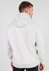 Grijze hooded sweatshirt met een zachte textuur, voorzien van een trekkoord en geribbelde manchetten. Eenvoudig ontwerp, met een ontspannen pasvorm en zonder zichtbare patronen.