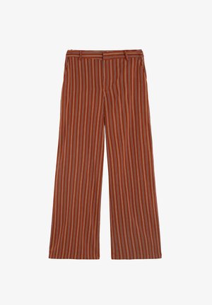 Pantalones marrones de pierna ancha con rayas verticales finas en blanco y negro, cremallera frontal, trabillas para cinturón y una pretina limpia y lisa.