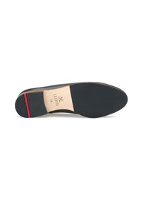 Sort lædersål med en glat overflade; polstret mellemsål har en beige finish, embosseret logo og en rød detalje nær hælen.