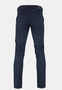 Granatowe, kratkowane spodnie o wąskim kroju, z subtelnymi wzorami siatki, gładką fakturą oraz dwiema tylnymi kieszeniami z zapięciem na guziki.