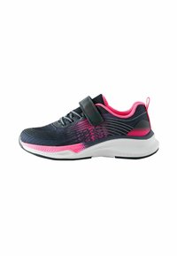 Chaussure de sport noire et rose avec une tige en maille texturée, une semelle intermédiaire blanche, une sangle Velcro et des accents à motifs sur le côté.