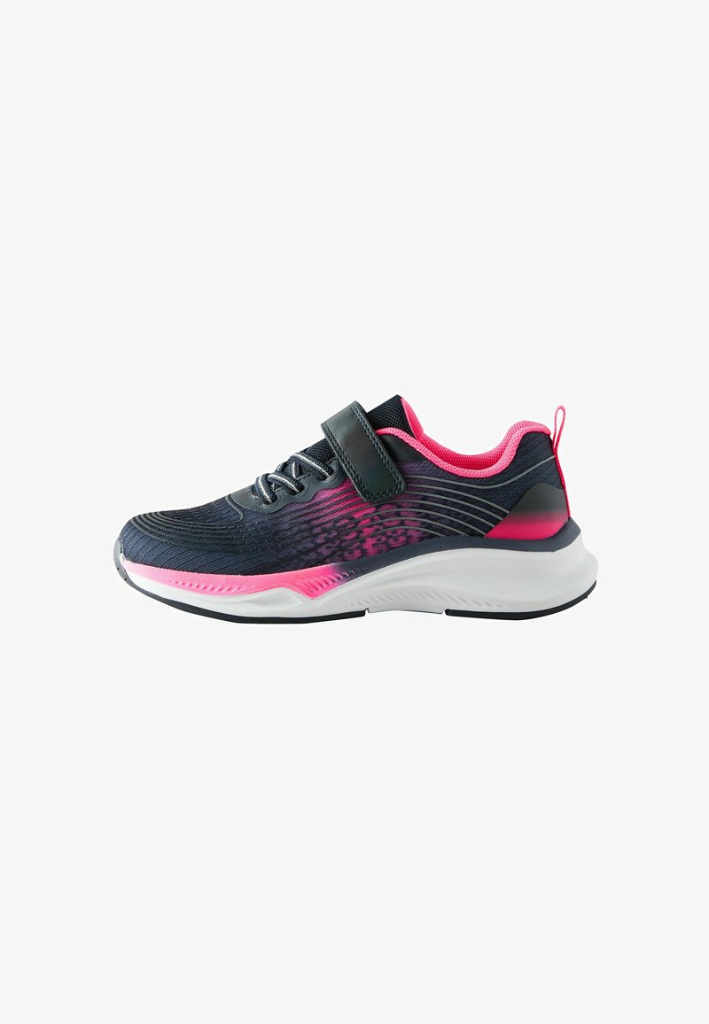 Chaussure de sport noire et rose avec lacets, bandoulière en velcro et semelle blanche, vue de côté sur fond blanc.