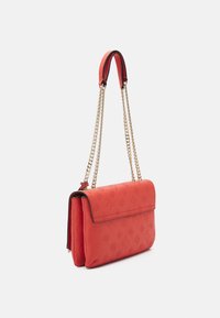 Rød læder skuldertaske med et tekstureret mønster, guld kædestrop, sorte detaljer og en fold-over flap design. Mål og indvendige detaljer er ikke synlige.