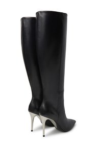 Stivali alti in pelle nera, con punta a punta e tacco a stiletto metallico. Presentano una texture liscia e dettagli di cucitura minimalisti.